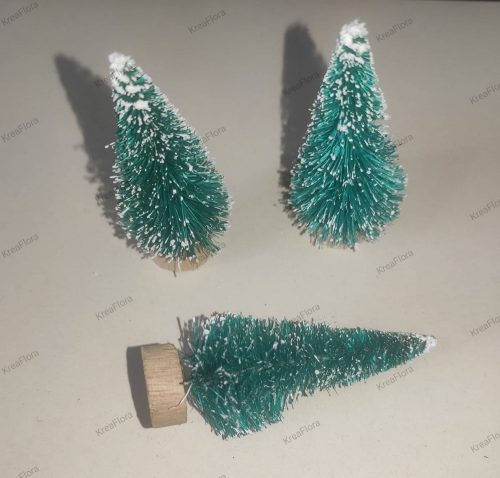 Mini havas dekor fenyőfa, fa talppal - 6 cm